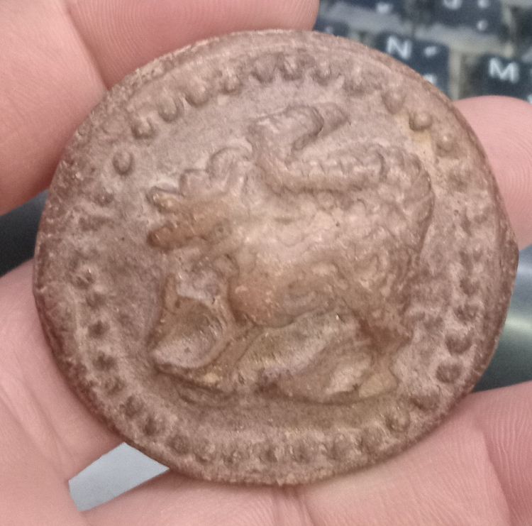 3006-สิงห์เนื้อดินหลวงพ่อกวย วัดโฆสิตาราม หลังยันต์ ขนาดเส้นผ่าศูนย์กลางประมาณ 2 นิ้ว รูปที่ 9