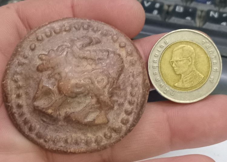 3006-สิงห์เนื้อดินหลวงพ่อกวย วัดโฆสิตาราม หลังยันต์ ขนาดเส้นผ่าศูนย์กลางประมาณ 2 นิ้ว รูปที่ 5