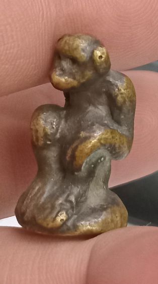 3007-เครื่องรางรูปหล่อลิงนั่ง เนื้อทองเหลืองเก่า ไม่ทราบที่