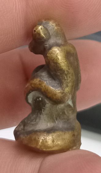 3007-เครื่องรางรูปหล่อลิงนั่ง เนื้อทองเหลืองเก่า ไม่ทราบที่ รูปที่ 12