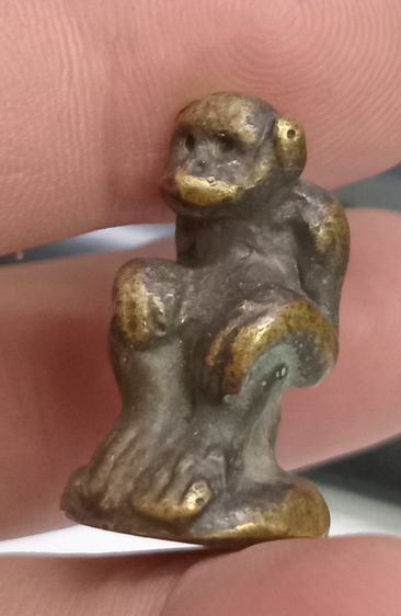 3007-เครื่องรางรูปหล่อลิงนั่ง เนื้อทองเหลืองเก่า ไม่ทราบที่ รูปที่ 2
