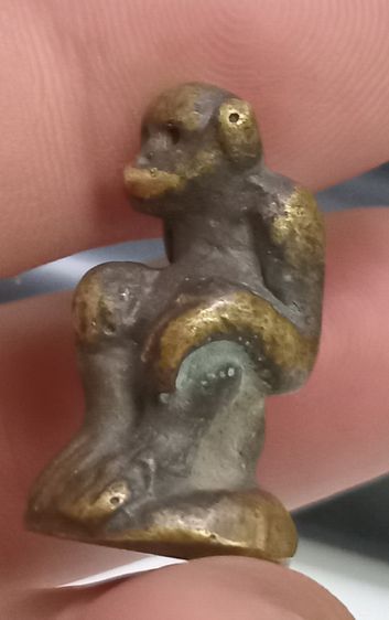 3007-เครื่องรางรูปหล่อลิงนั่ง เนื้อทองเหลืองเก่า ไม่ทราบที่ รูปที่ 4