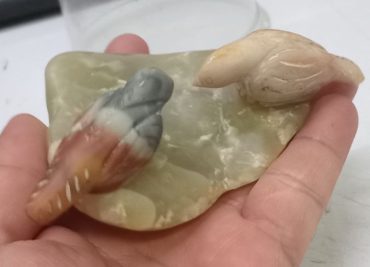 3015-นกสาริกาคู่เนื้อหินแกะ หลวงพ่อสนิท วัดลำบัวลอย ขนาดความกว้างสุด 4.5 นิ้ว สูงรวมประมาณ 2 นิ้ว รูปที่ 7