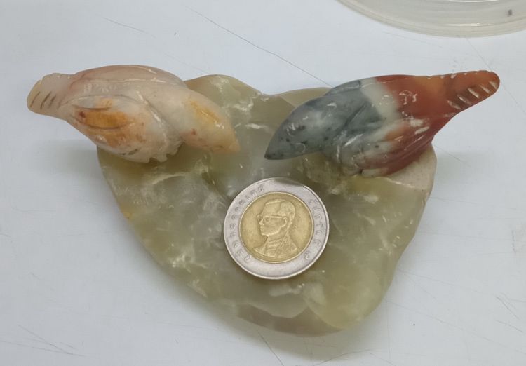 3015-นกสาริกาคู่เนื้อหินแกะ หลวงพ่อสนิท วัดลำบัวลอย ขนาดความกว้างสุด 4.5 นิ้ว สูงรวมประมาณ 2 นิ้ว รูปที่ 2