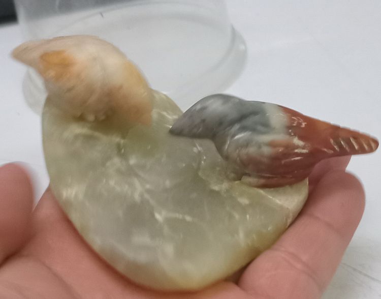 3015-นกสาริกาคู่เนื้อหินแกะ หลวงพ่อสนิท วัดลำบัวลอย ขนาดความกว้างสุด 4.5 นิ้ว สูงรวมประมาณ 2 นิ้ว รูปที่ 9