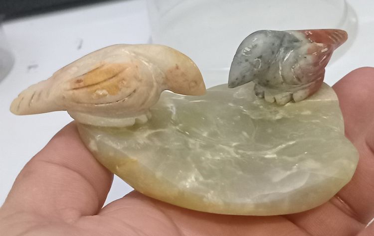 3015-นกสาริกาคู่เนื้อหินแกะ หลวงพ่อสนิท วัดลำบัวลอย ขนาดความกว้างสุด 4.5 นิ้ว สูงรวมประมาณ 2 นิ้ว รูปที่ 16