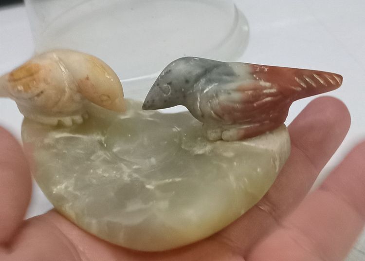 3015-นกสาริกาคู่เนื้อหินแกะ หลวงพ่อสนิท วัดลำบัวลอย ขนาดความกว้างสุด 4.5 นิ้ว สูงรวมประมาณ 2 นิ้ว รูปที่ 10