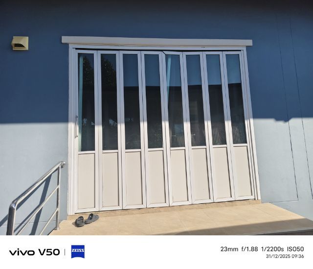  บานเฟี๊ยมประตู