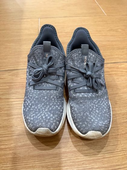 รองเท้า adidas