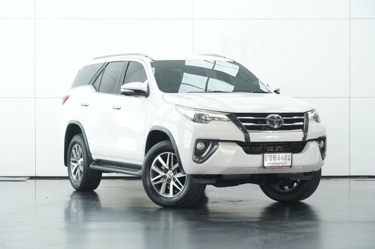 รถ Toyota Fortuner 2.4 V 4WD สี ขาว