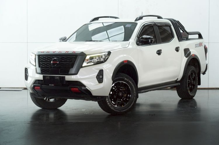 รถ Nissan Navara 2.3 Pro-2X สี ขาว