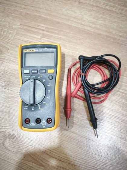 FLUKE

117 TRUE RMS MULTIMETER