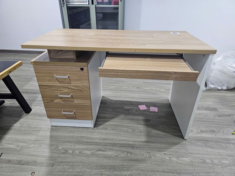  โต๊ะทำงานเดี่ยว 