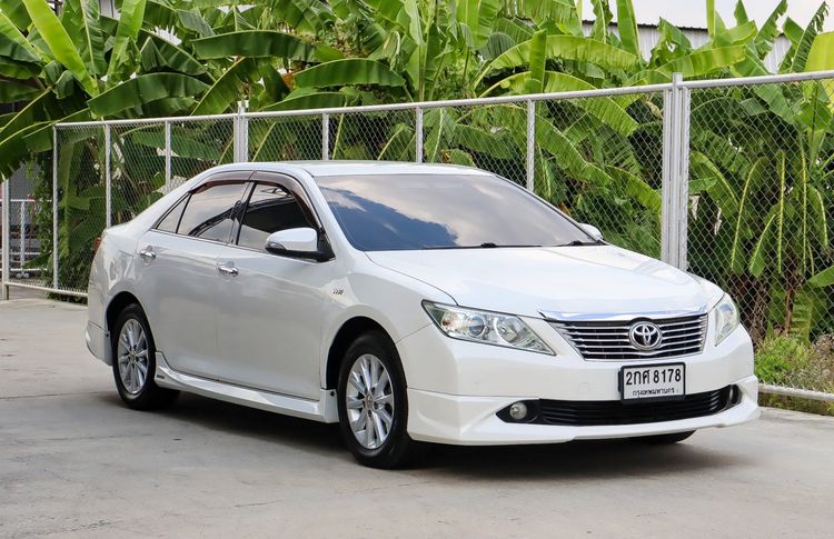 รถ Toyota Camry 2.0 G สี ขาว