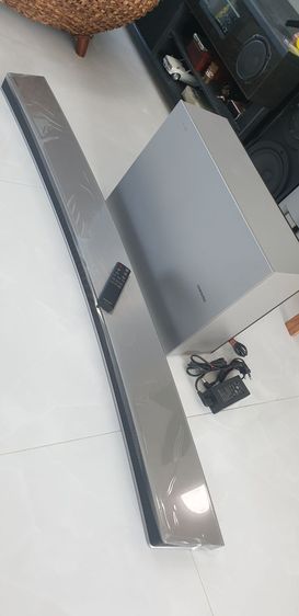 ซาวด์บาร์ ลำโพงแยกชิ้น และซับวูฟเฟอร์ Samsung Cruved Soundbar รุ่น HWJ7501R