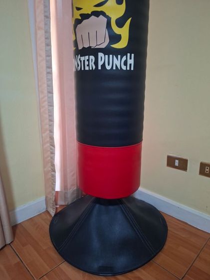 ต้องการขายกระสอบทรายตั้งพื้น ยี่ห้อ monster punch  ขนาดกลางสีแดง-ดำ  พื้นฐานแน่นไม่โยกเพราะมีถุงทรายใต้ฐาน  ไม่ค่อยได้ใช้  สภาพใหม่เอี่ยม รูปที่ 2