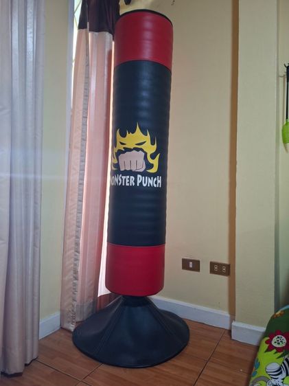 ต้องการขายกระสอบทรายตั้งพื้น ยี่ห้อ monster punch  ขนาดกลางสีแดง-ดำ  พื้นฐานแน่นไม่โยกเพราะมีถุงทรายใต้ฐาน  ไม่ค่อยได้ใช้  สภาพใหม่เอี่ยม รูปที่ 4