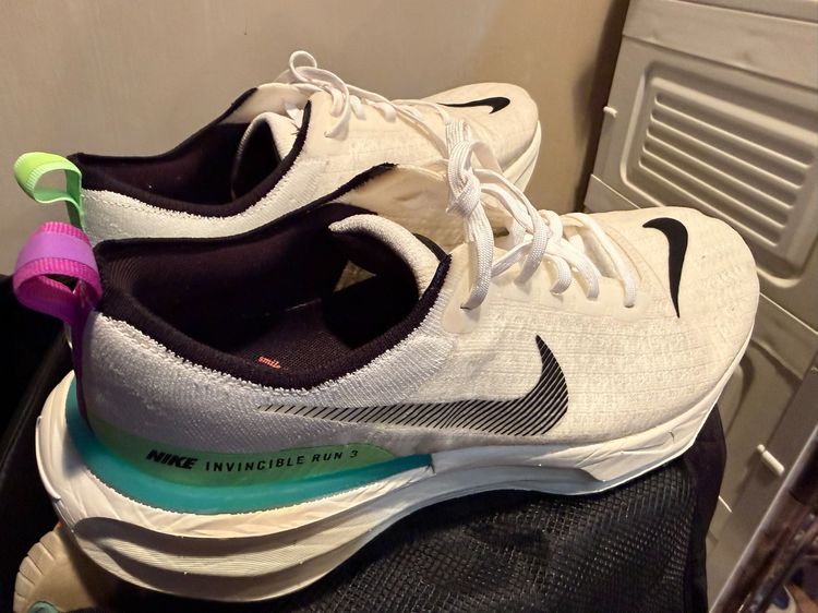 รองเท้าวิ่ง ผู้ชาย ขาว ✨ RARE Nike Invincible Run 3 Smile Edition - นุ่มเหมือนเหยียบเมฆ สภาพนางฟ้า ราคาแบ่งปัน