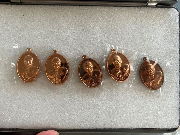 หลวงปู่แผ้ว เหรียญ เราสู้