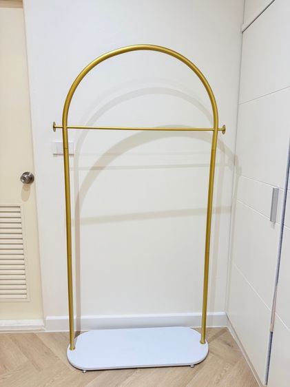 ที่แขวนเสื้อ เหมือนใหม่มาก แข็งแรง ขนาด 175 x85 cm  รูปที่ 2