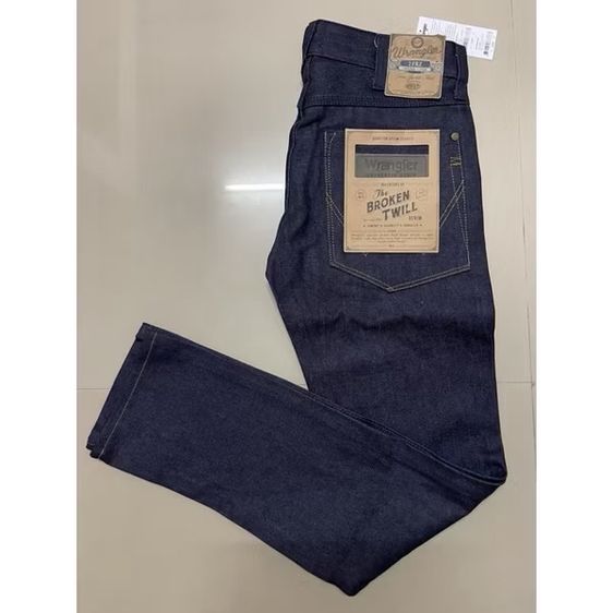 WRANGLER 2F243 มีไซส์ 28,29,30,31,32,33,34,36,38 กางเกงยีนส์ผู้ชาย ผ้าดิบหนังไก่ เอวกลาง ทรงกระบอก ยีนส์ไม่ยืด สียีนส์ แท้ ส่งฟรี รูปที่ 2