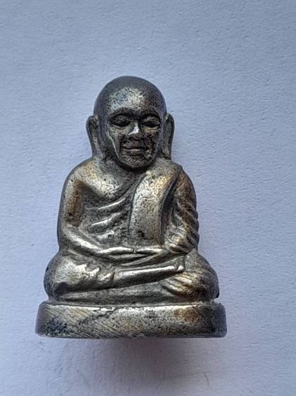  
หลวงพ่อเงิน เสาร์๕ วัดวังจิก รุ่นสร้างหอระฆัง  เนื้อเงิน พศ.2536 ก้นระฆังนิยมหายาก เนื้อเงินนำหนัก17 กรัม
