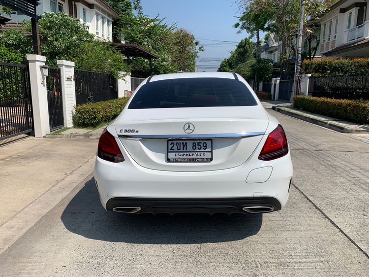 Mercedes-Benz C-Class 2021 C300 Sedan ปลั๊กอินไฮบริด (PHEV) เกียร์อัตโนมัติ ขาว รูปที่ 3