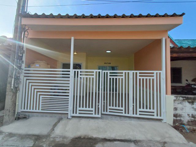 มีบางส่วน ไม่ใช่ ทฮชั้นเดียว เขตอมตะนคร ชลบุรี ปรับปรุงใหม่ทั้งหลัง จะซื้ออยู่เองหรือปล่อยเช่ามีลูกค้ารอเช่าตลอด มีบริการหาผู้เช่าให้1ปี