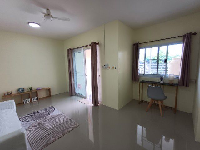 มีบางส่วน ไม่ใช่ ทฮชั้นเดียว เขตอมตะนคร ชลบุรี ปรับปรุงใหม่ทั้งหลัง จะซื้ออยู่เองหรือปล่อยเช่ามีลูกค้ารอเช่าตลอด มีบริการหาผู้เช่าให้1ปี รูปที่ 3