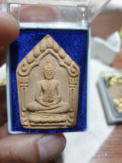 พระขุนแผน ผงมหานิยมรุ่นแรก หลวงปู่จันทร์แรม เขมิโย วัดบ้านด่าน จังหวัดบุรีรัมย์ ปี 48 พระดีปีลึก ให้ 3 องค์ 700 สภาพสวยเดิมรับประกันพระแท้ รูปที่ 4