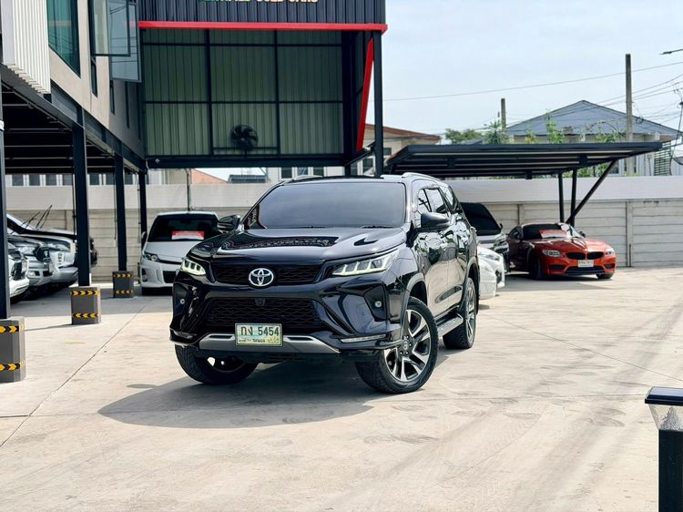 รถ Toyota Fortuner 2.4 LEGENDER 2WD AT สี ดำ
