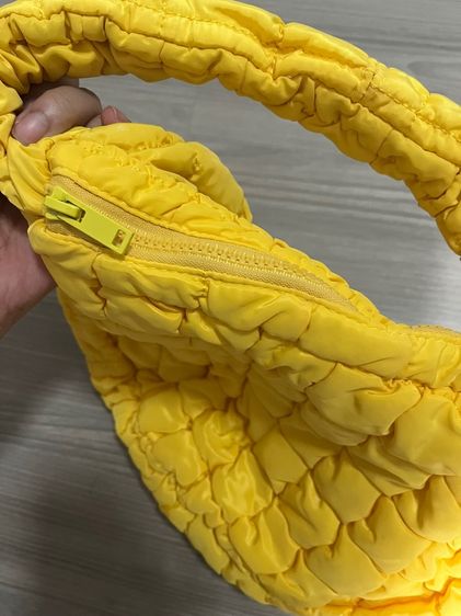 กระเป๋าสะพายถือได้ของ cos  รูปที่ 2