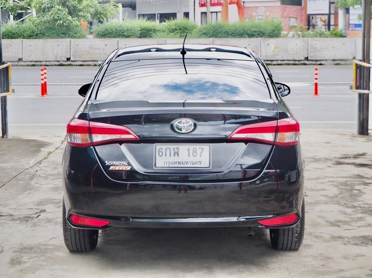 Toyota Yaris ATIV 2018 1.2 J Sedan เบนซิน ไม่ติดแก๊ส เกียร์อัตโนมัติ ดำ รูปที่ 4