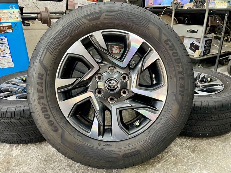 18" ล้อแม็ก TOYOTA FORTUNER LEADER ขอบ 18”  ยาง GOODYEAR 265-60R18 ปี 25 เพิ่งเปลี่ยนตุ่มหน้ายางยังอยู่ครบ