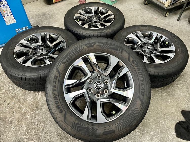 ล้อแม็ก TOYOTA FORTUNER LEADER ขอบ 18”  ยาง GOODYEAR 265-60R18 ปี 25 เพิ่งเปลี่ยนตุ่มหน้ายางยังอยู่ครบ รูปที่ 3