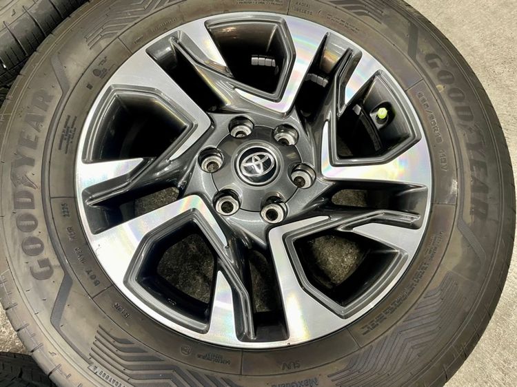 ล้อแม็ก TOYOTA FORTUNER LEADER ขอบ 18”  ยาง GOODYEAR 265-60R18 ปี 25 เพิ่งเปลี่ยนตุ่มหน้ายางยังอยู่ครบ รูปที่ 6
