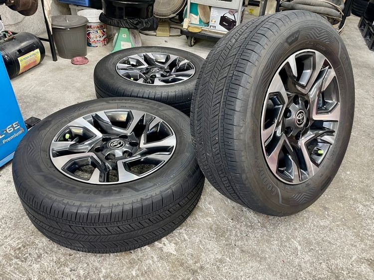 ล้อแม็ก TOYOTA FORTUNER LEADER ขอบ 18”  ยาง GOODYEAR 265-60R18 ปี 25 เพิ่งเปลี่ยนตุ่มหน้ายางยังอยู่ครบ รูปที่ 2
