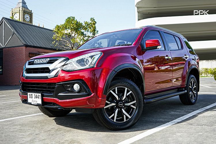 รถ Isuzu MU-X 3.0 The Onyx สี แดง