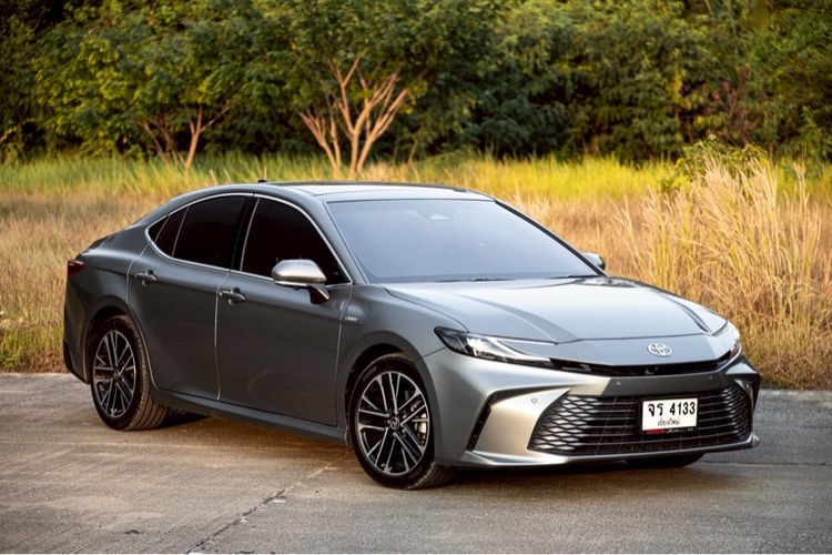 Toyota Camry 2025 2.5 HEV Premium Luxury Sedan ไฮบริด ไม่ติดแก๊ส เกียร์อัตโนมัติ เทา รูปที่ 2