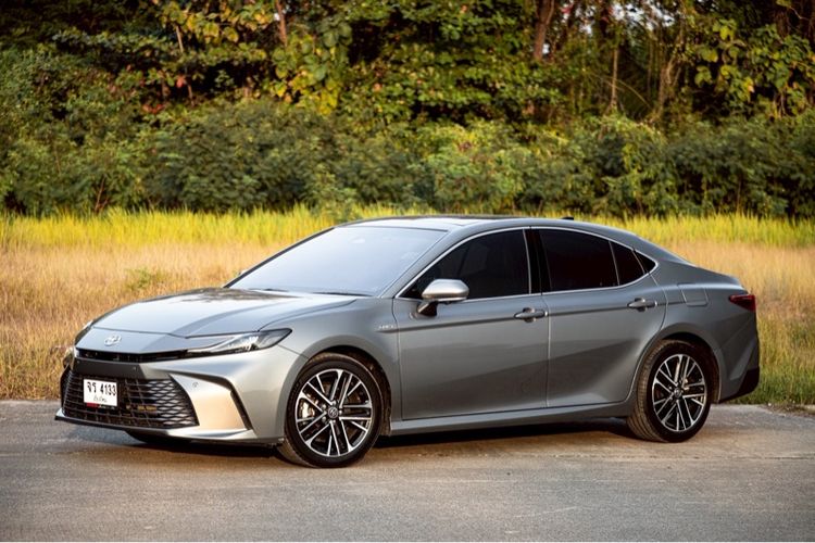 Toyota Camry 2025 2.5 HEV Premium Luxury Sedan ไฮบริด ไม่ติดแก๊ส เกียร์อัตโนมัติ เทา รูปที่ 3