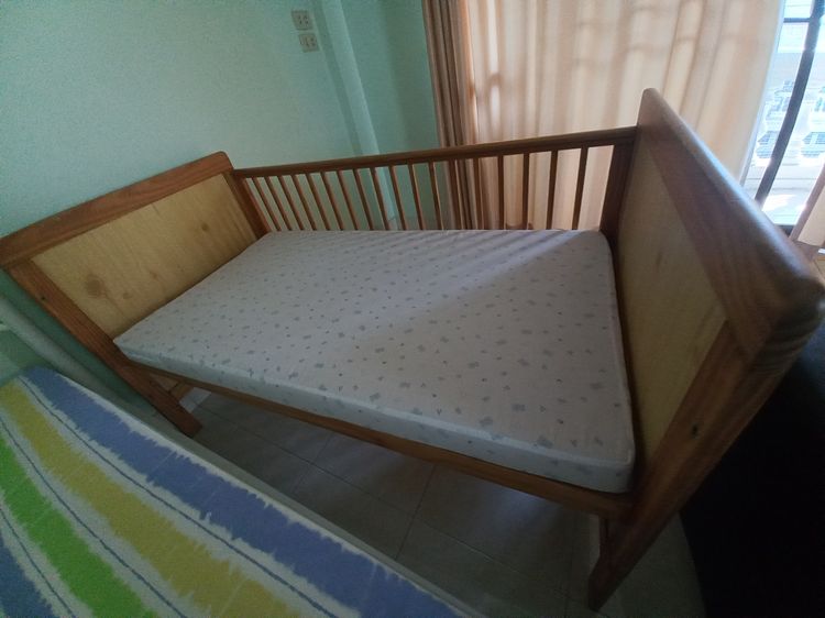 เตียงนอนไม้ ถอดข้างได้ พร้อมเบาะนอนเด็ก