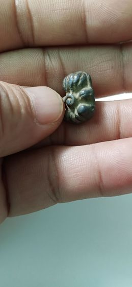 พระปิดตาเนื้อโลหะเก่า ไม่ทราบที่ รูปที่ 2