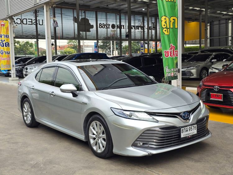 รถ Toyota Camry 2.5 Hybrid สี เทา