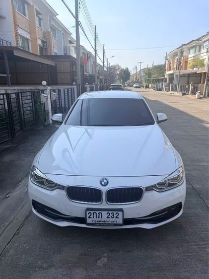 รถ BMW Series 3 330e สี ขาว
