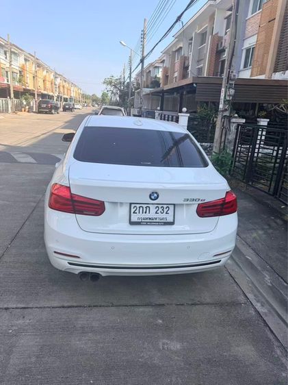 BMW Series 3 2018 330e Sedan เบนซิน ไม่ติดแก๊ส เกียร์อัตโนมัติ ขาว รูปที่ 3