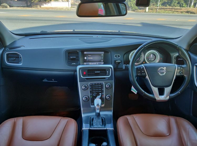 Volvo S60 2013 1.6 Drive Sedan เบนซิน ไม่ติดแก๊ส เกียร์อัตโนมัติ ดำ รูปที่ 4