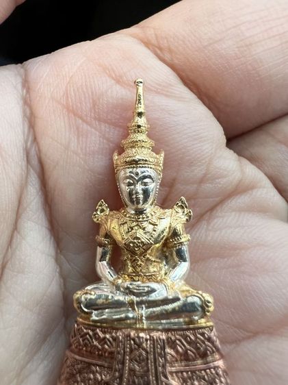 พระแก้วมรกต กรมสรรพสามิต ปี 2539
เนื้อเงิน ชุบสามกษัตริย์​