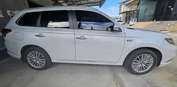 Mitsubishi Outlander 2022 Phev 2.4 GT Premium 4WD Utility-car ปลั๊กอินไฮบริด (PHEV) ไม่ติดแก๊ส เกียร์อัตโนมัติ ขาว รูปที่ 2