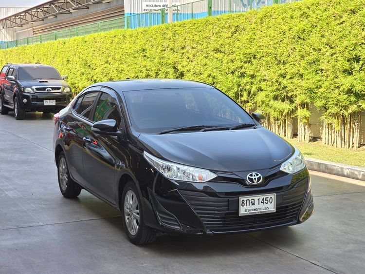 รถ Toyota Yaris ATIV 1.2 E สี ดำ