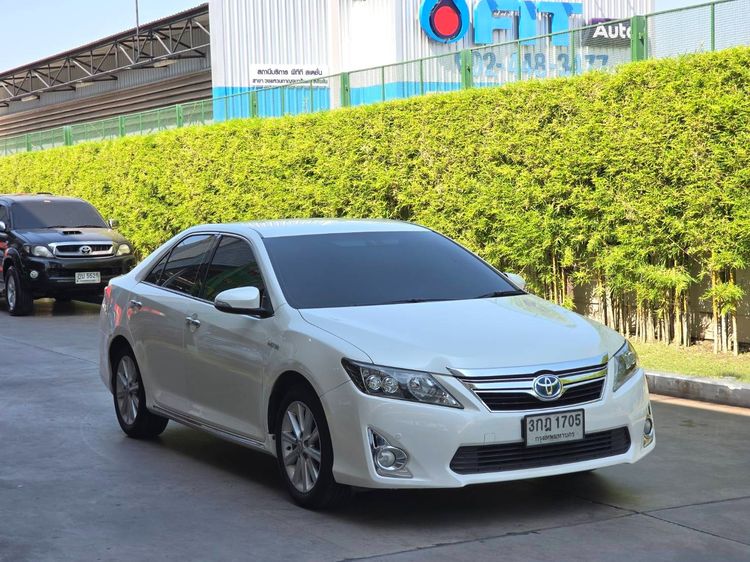 รถ Toyota Camry 2.5 Hybrid สี ขาว
